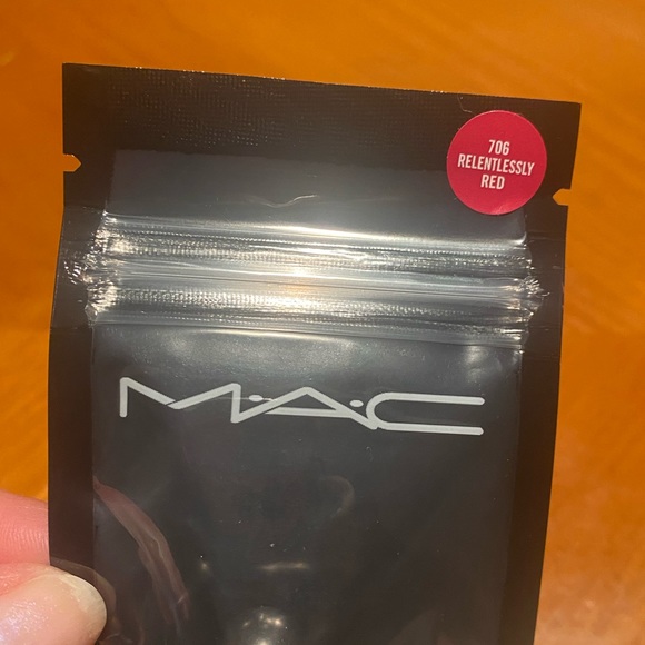 MAC Retro Matte Lipstick Relentlessly Red - Picture 5 of 16